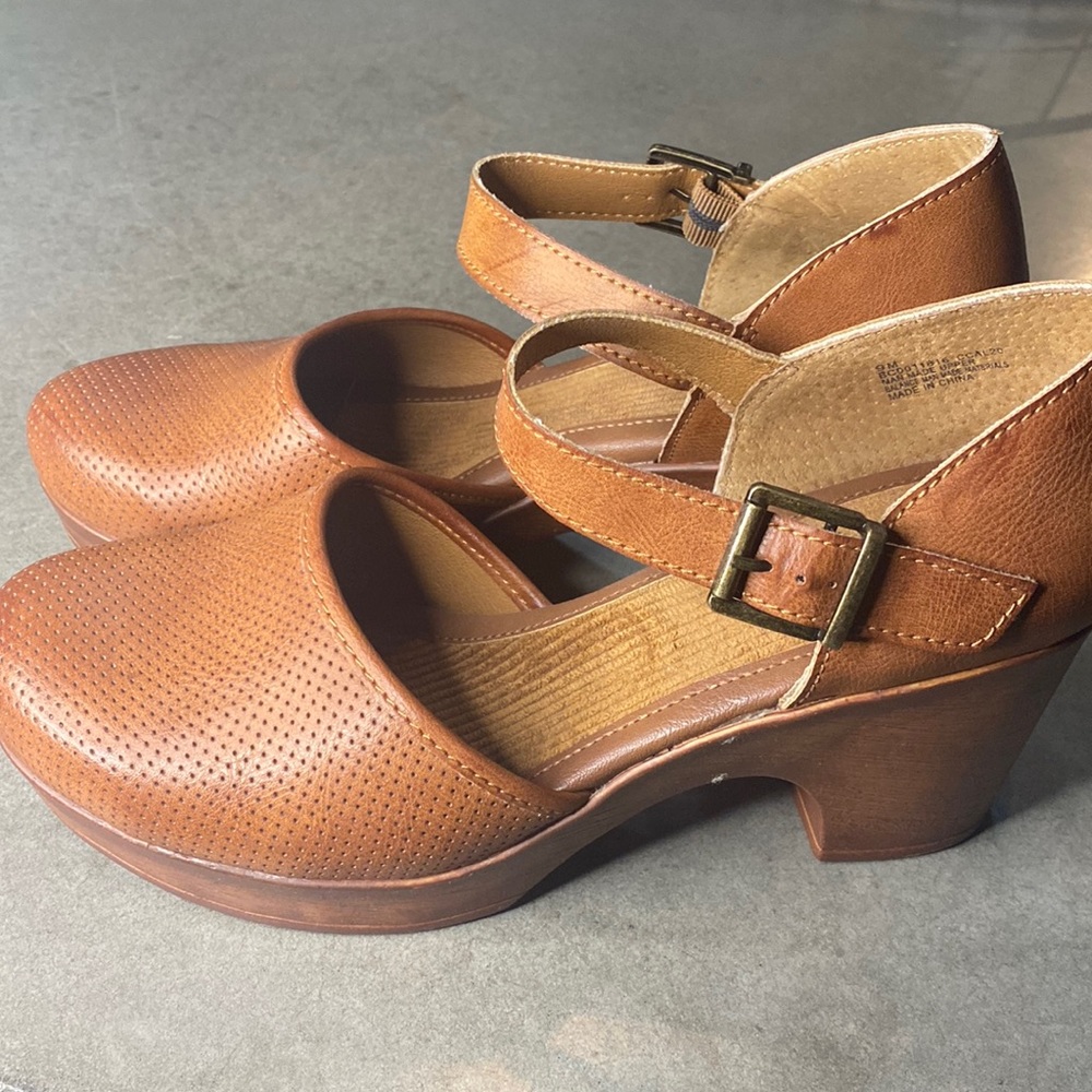 BOC Gia womens clogs size 9. Awesome like new condition